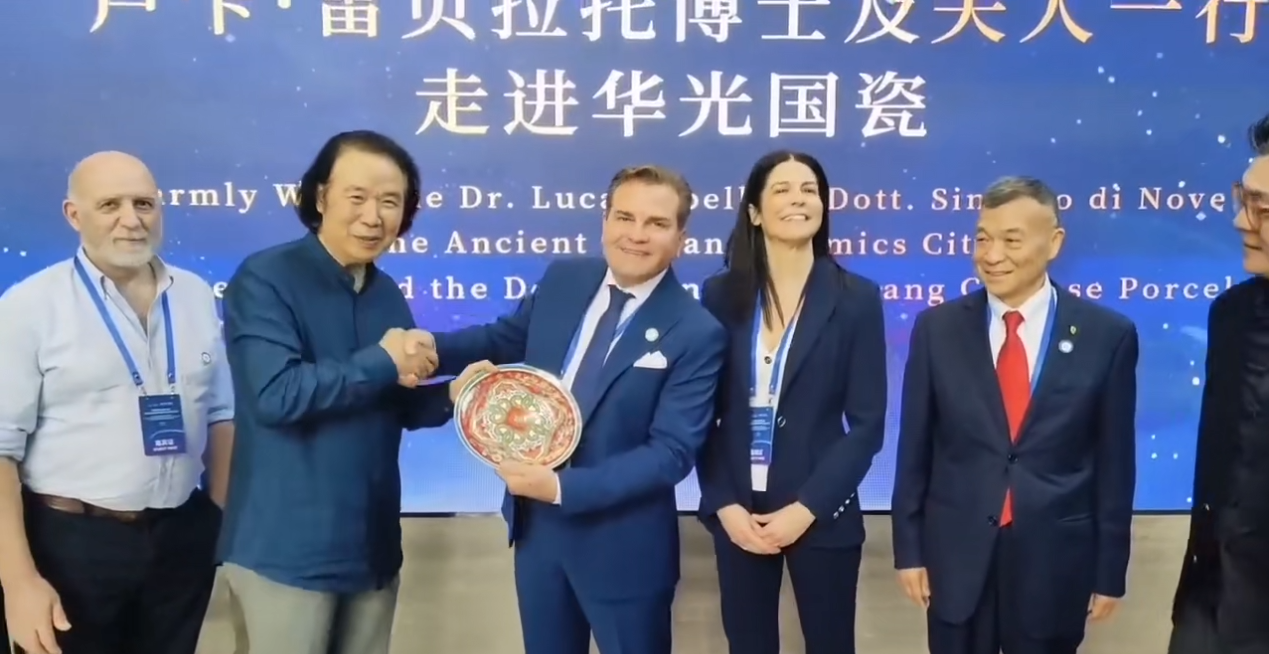 頻頻點(diǎn)贊！意大利陶瓷古城諾威市長(zhǎng)一行走進(jìn)華光國(guó)瓷